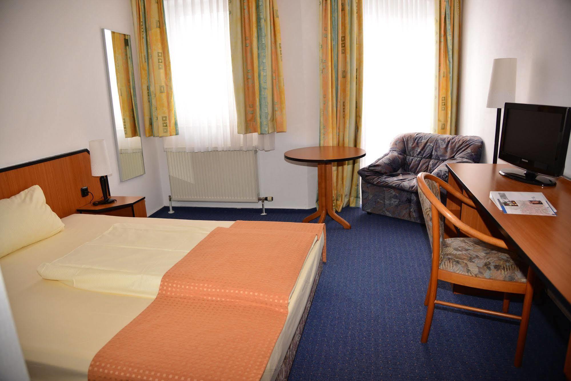 Trip Inn Kongresshotel Frankfurt-Родґау Екстер'єр фото